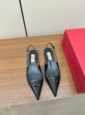 발렌티노 v 슬링백