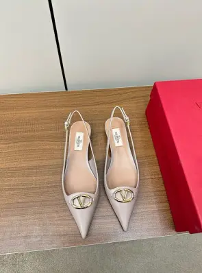 발렌티노 v 슬링백