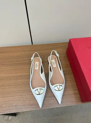 발렌티노 v 슬링백