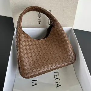보테가베네타 캄파나 미디엄 844249 (컬러 헤이즐넛 브라운)