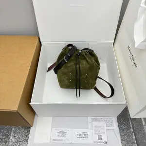 마르지엘라 드로스트링 스웨이드 버킷백