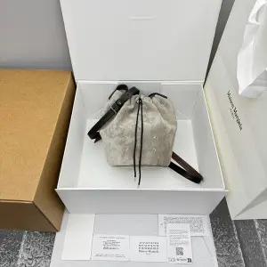 마르지엘라 드로스트링 스웨이드 버킷백